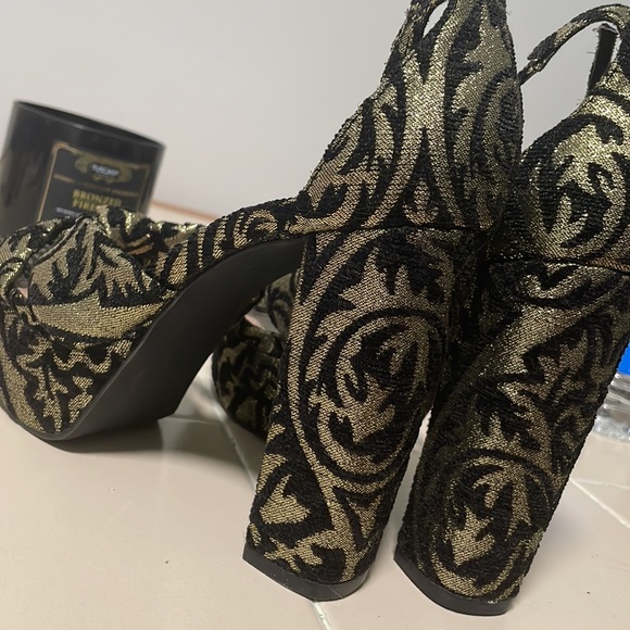 Size 7.5 heels from Shoe dazzle black and Gold - Picture 3 of 4